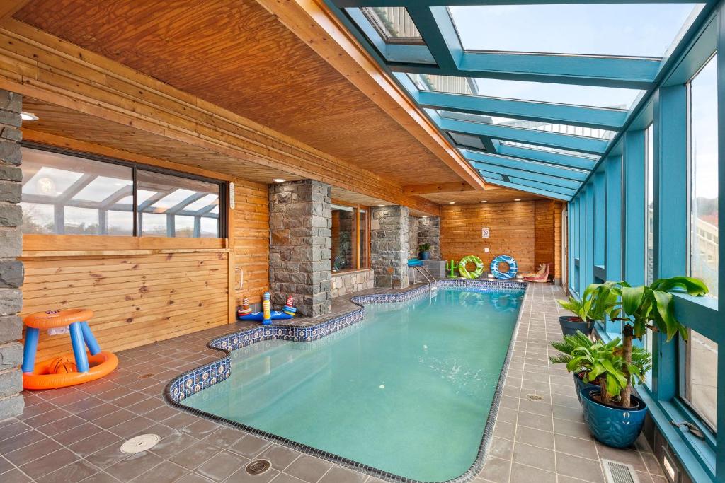 18 bd w Indoor Pool Hottub & Sauna - Mystery Room photo 1