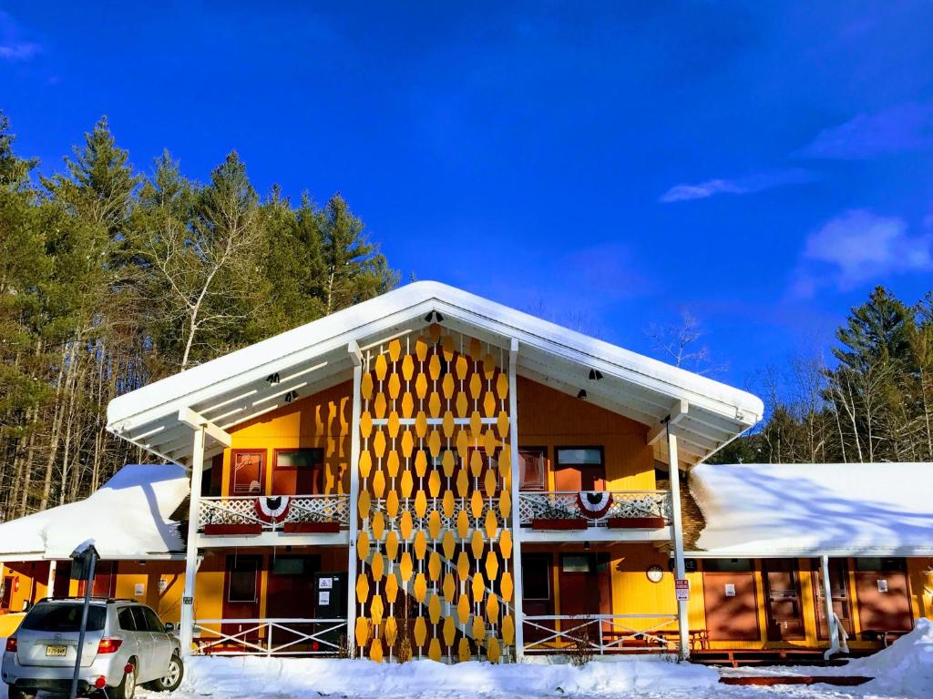 Snowdon Chalet Motel image