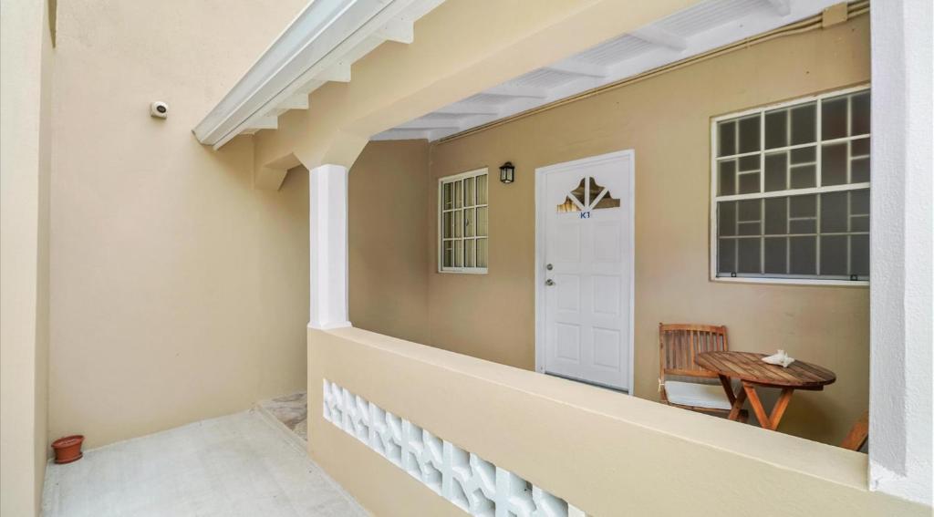 Cosy 1 Bd-Rm is steps away from Beach access. photo 1