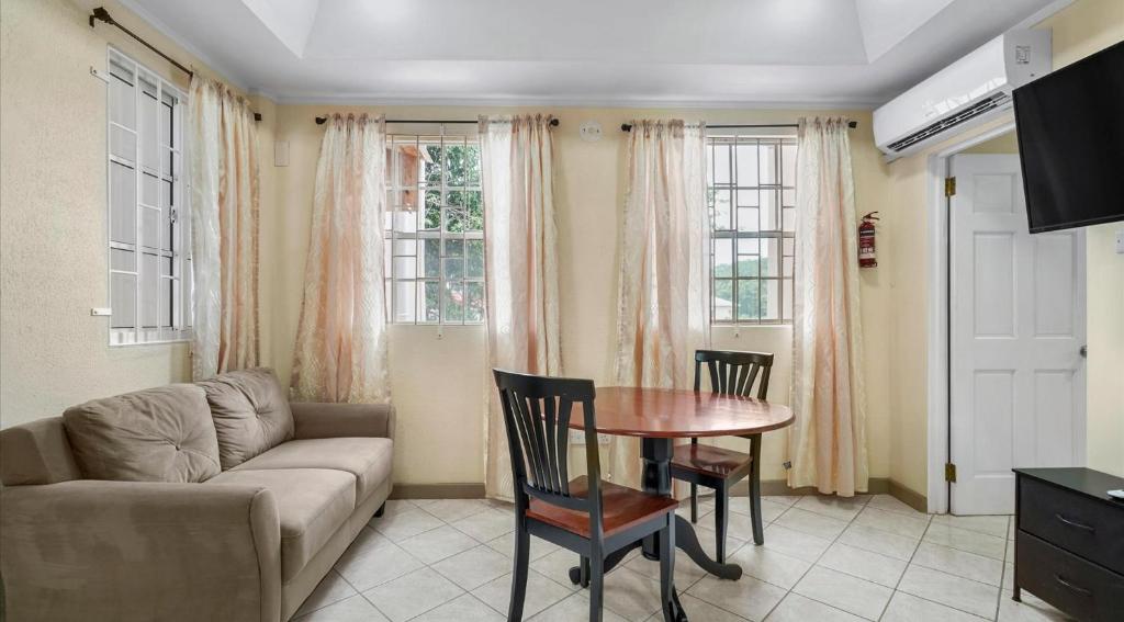 Cosy 1 Bd-Rm is steps away from Beach access.