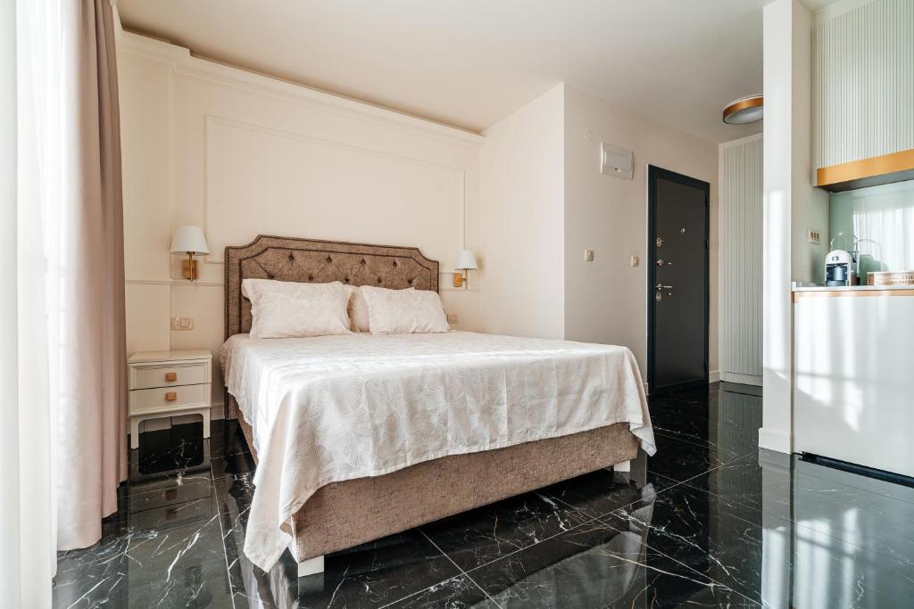 Golden Crown Apartments by In Property photo 4