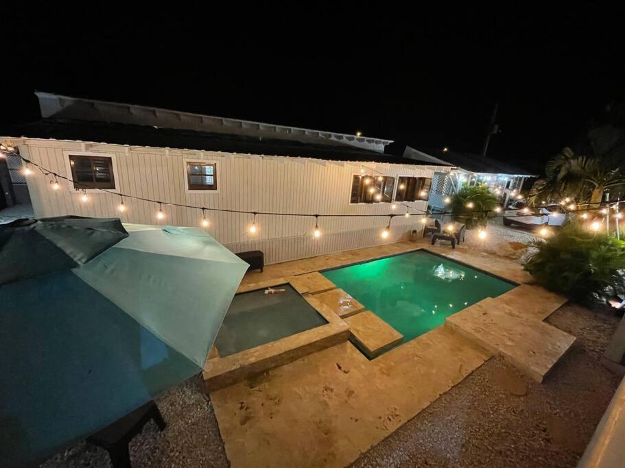New! Charming Cabin near Combate Beach