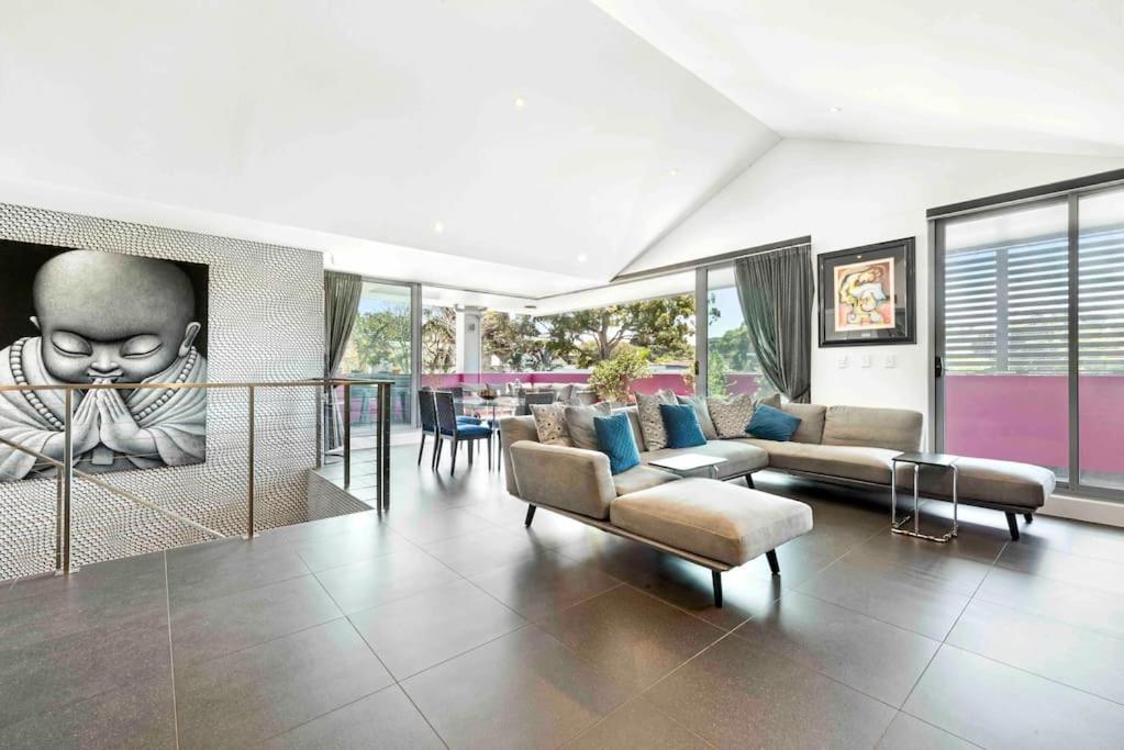 Modern cool 3 bed hideaway in Marrickville/Enmore photo 3