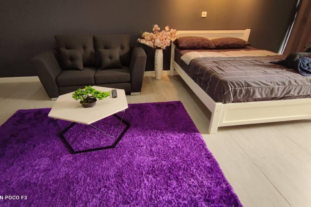 BS129- KLIA Self check-in- Wi-fi-Netflix- Parking-Pool, Bell Suites, Kota Warisan 5087