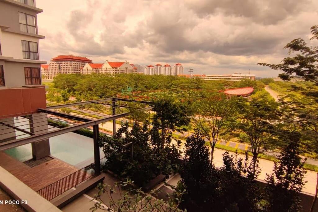 BS129- KLIA Self check-in- Wi-fi-Netflix- Parking-Pool, Bell Suites, Kota Warisan 5087 photo 4