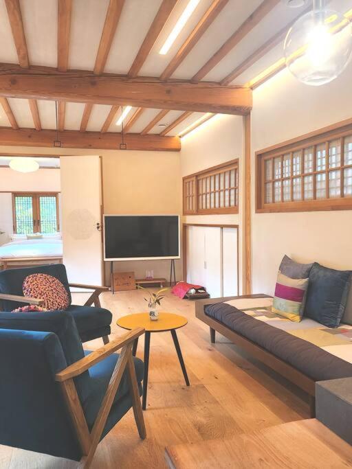 IRIRU Luxury Hanok Stay - Eunpyung Hanok village photo 1
