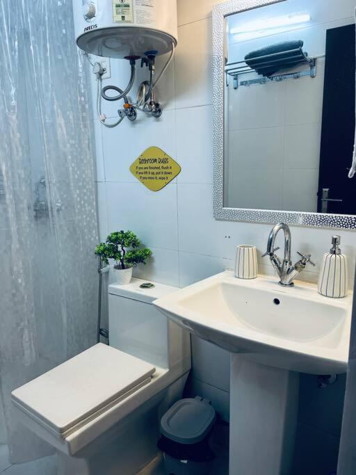 Luxurious 2BHK with Office, Library & Bar photo 1