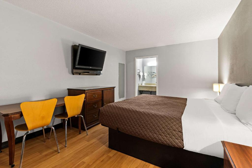 Rodeway Inn Brooklawn Room Type - King Room - Non-Smoking