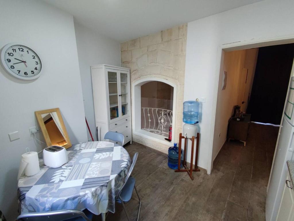 Double bedroom in St Julians in shared house photo 4