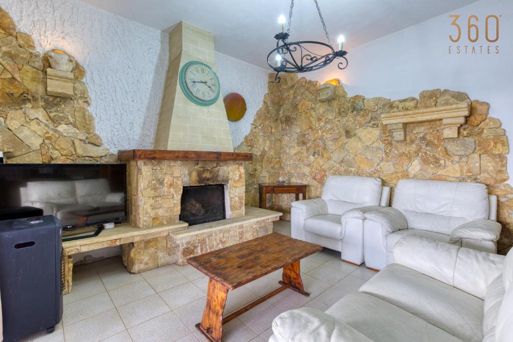 Stunning 4BR Villa with Huge Terrace in Kappara by 360 Estates photo 4