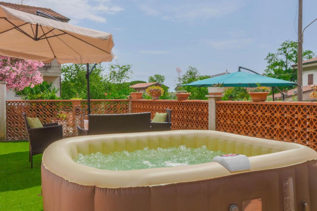 Maison Tuscany Jacuzzi, Netlflix and Free Parking near Forte dei Marmi photo 2