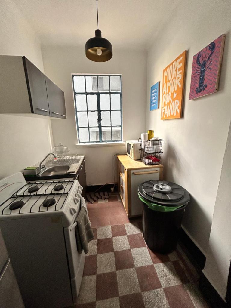 AMAZING RESTORED 1940s ART-DECO APARTMENT photo 3