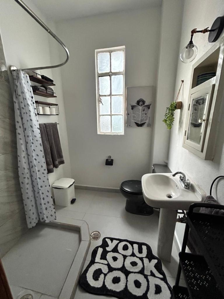 AMAZING RESTORED 1940s ART-DECO APARTMENT photo 2