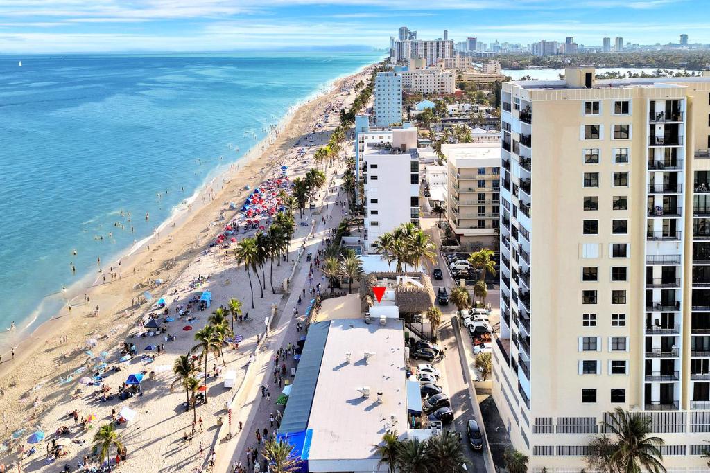 Beach Efficiency - Hollywood Beachfront and Broadwalk - Tap to explore photos