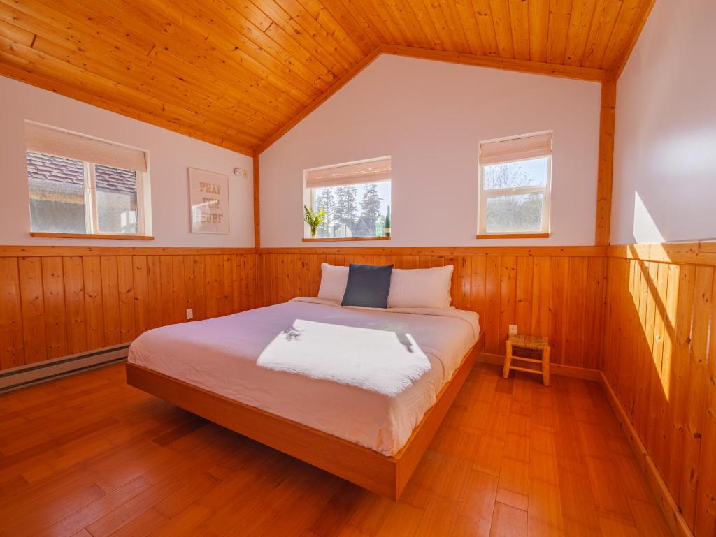 The Perch Modern 2 Bed Cabin with Patio and Hot Tub photo 1