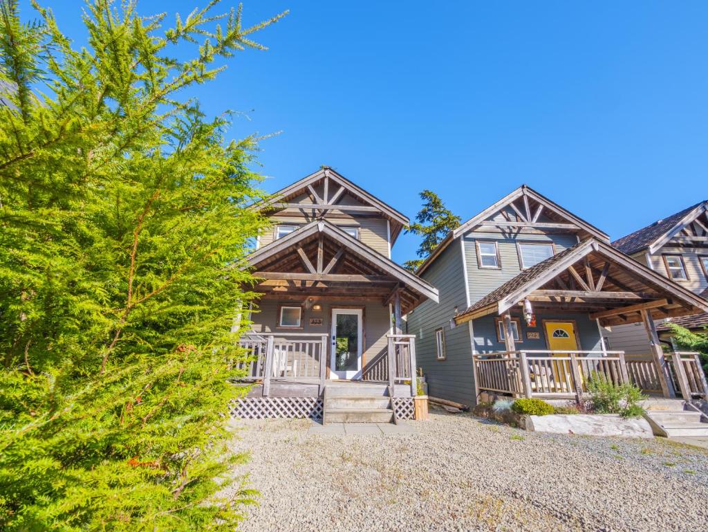 The Perch Modern 2 Bed Cabin with Patio and Hot Tub photo 3