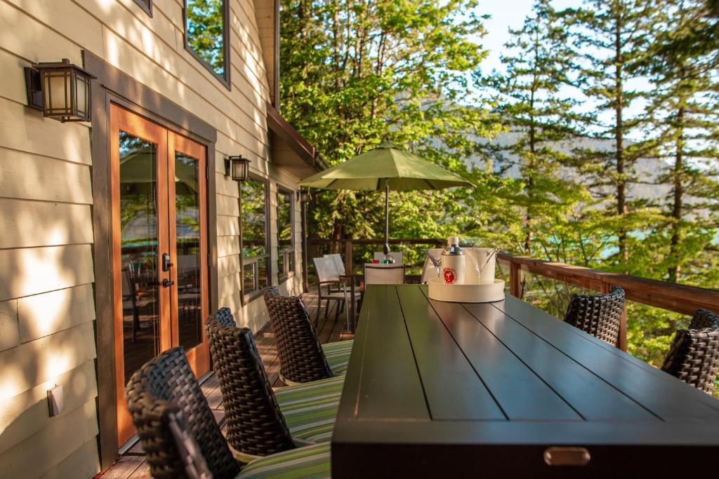 The Overlook, Luxury Lakeside Home with Dock photo 3