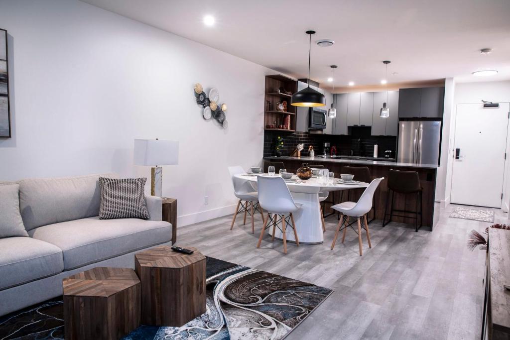 Revelstoke Marvel - Two Bedroom with Hot Tub photo 3