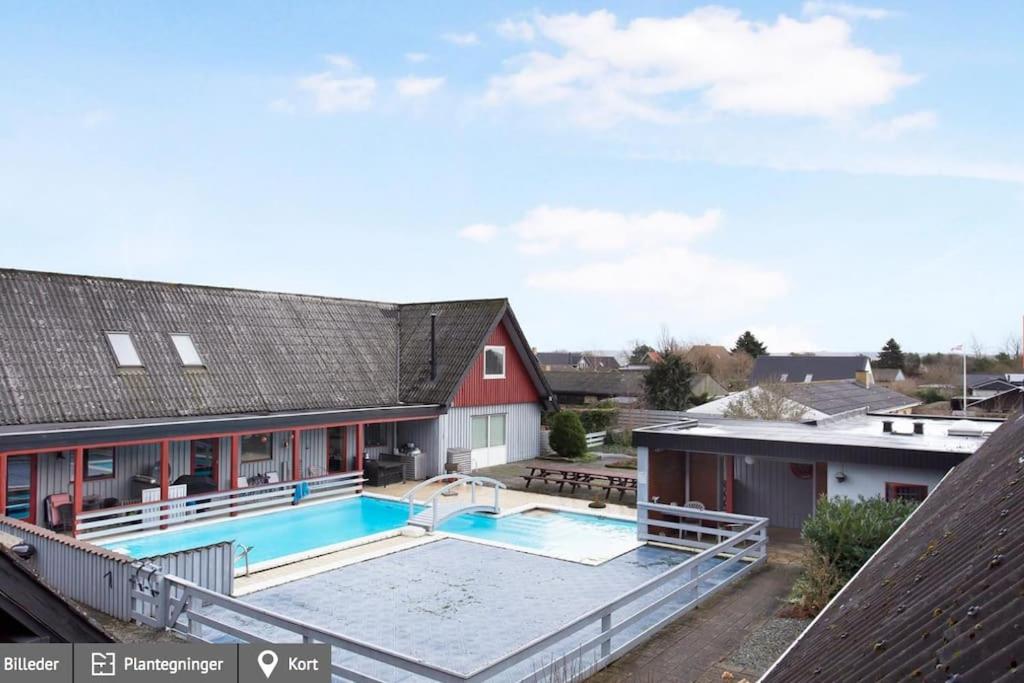Lejlighed med tagterrasse, have og pool.