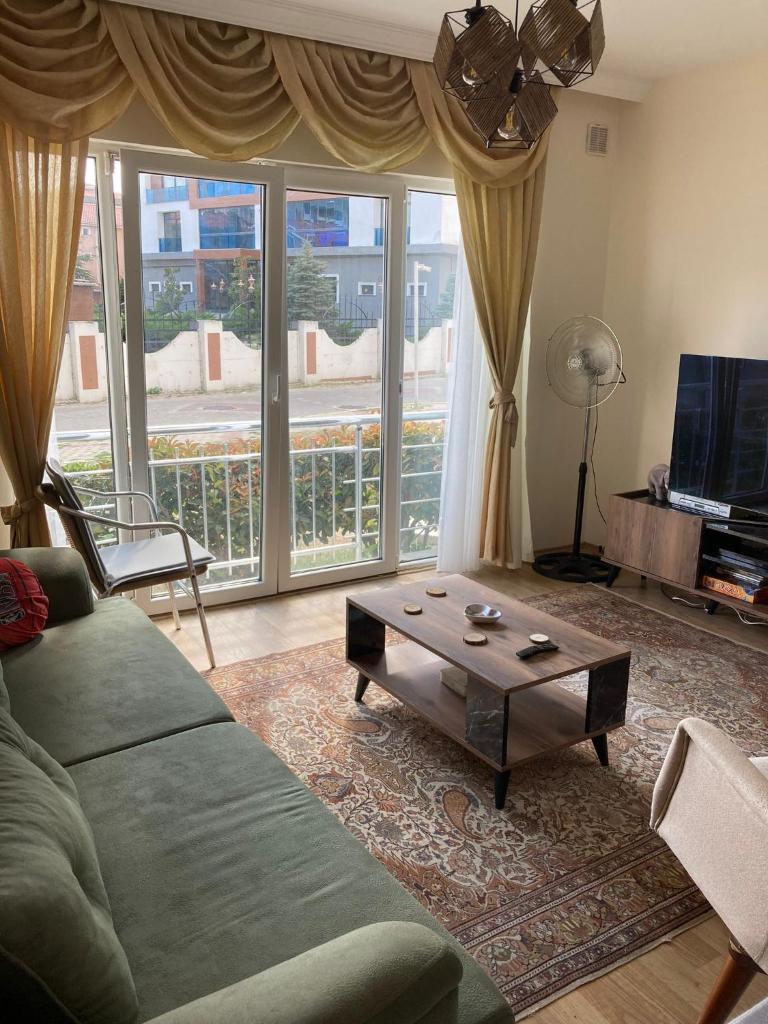 Cozy Apartment in a Popular Neighborhood photo 1
