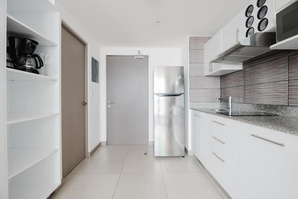 High Rise Apartment with a Balcony and a Lovely View photo 3