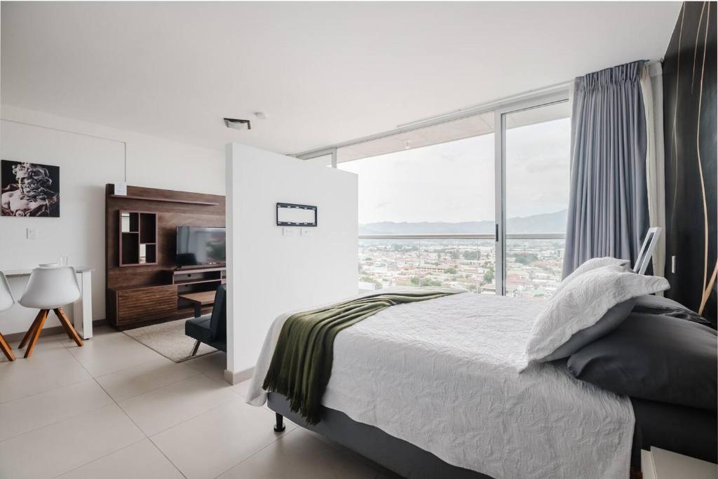 High Rise Apartment with a Balcony and a Lovely View photo 4
