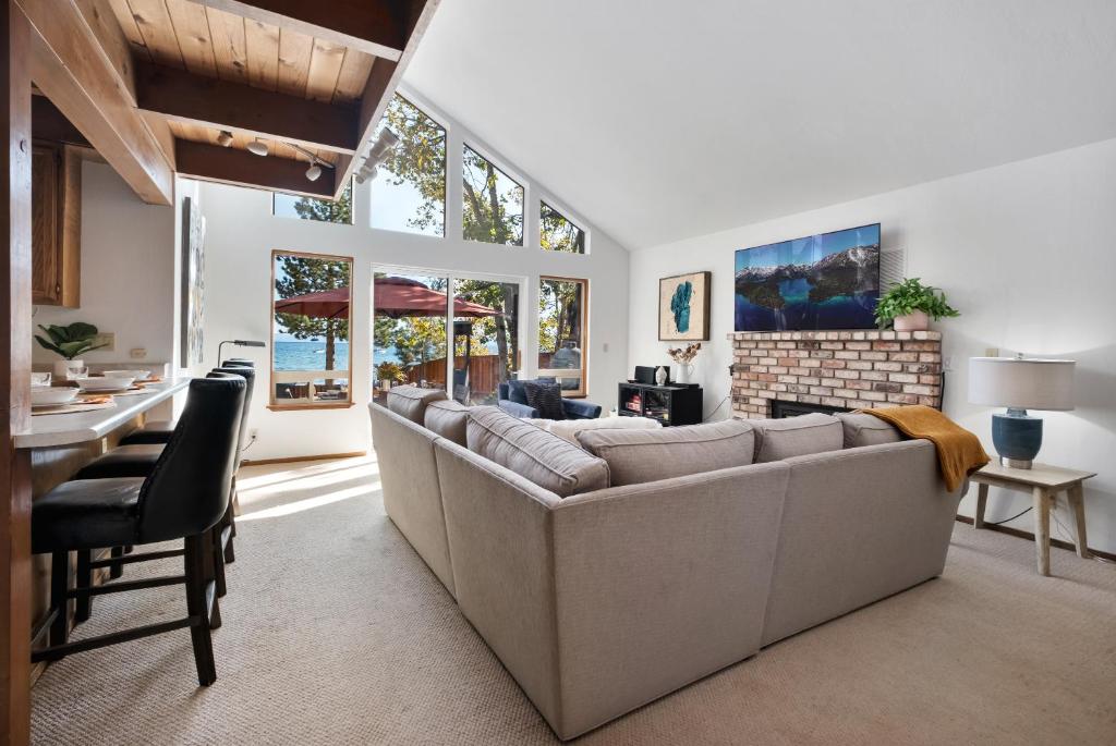 Waves End Lakefront - 3BR Tahoe Vista w Private Sandy Beach, Walk to Town! photo 2