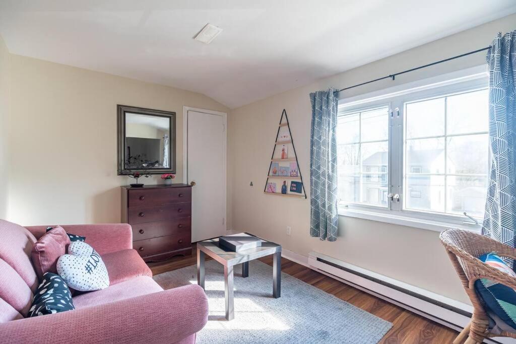 Bright 2-BDRM Apt, Top Floor photo 1