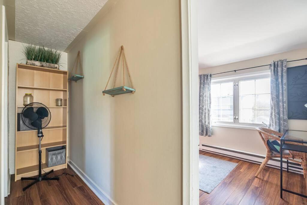 Bright 2-BDRM Apt, Top Floor photo 3