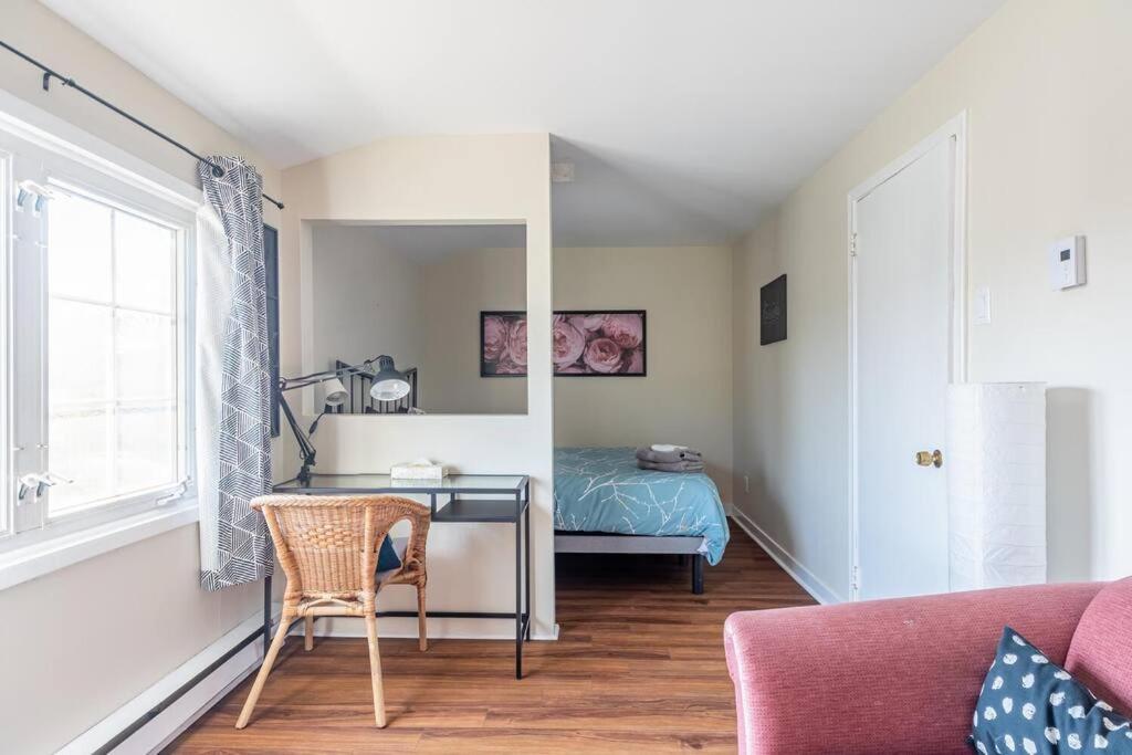Bright 2-BDRM Apt, Top Floor photo 2