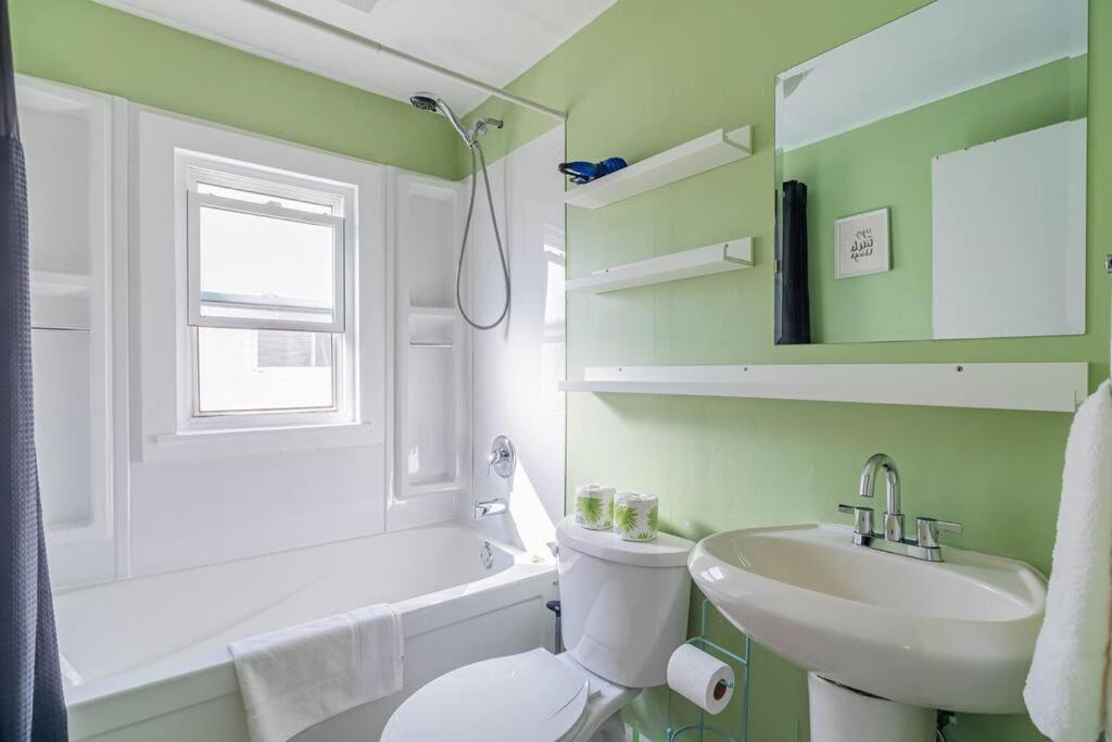 Bright 2-BDRM Apt, Top Floor photo 4