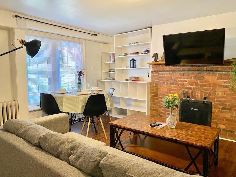 Inviting Downtown APT #2, Parking