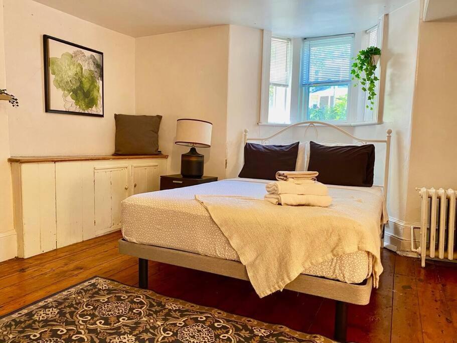 Inviting Downtown APT #2, Parking photo 2