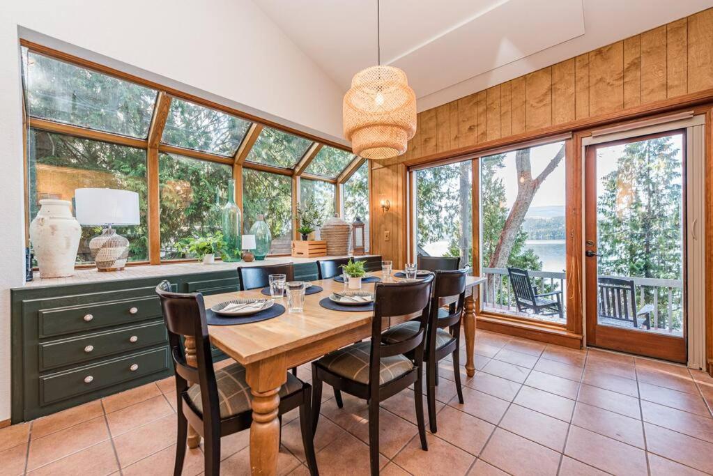 Waterfront Retreat with Fireplace, Hot Tub & Sauna photo 3