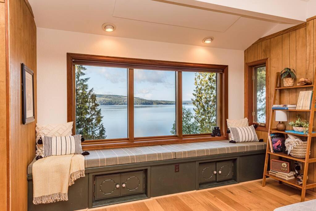 Waterfront Retreat with Fireplace, Hot Tub & Sauna photo 2