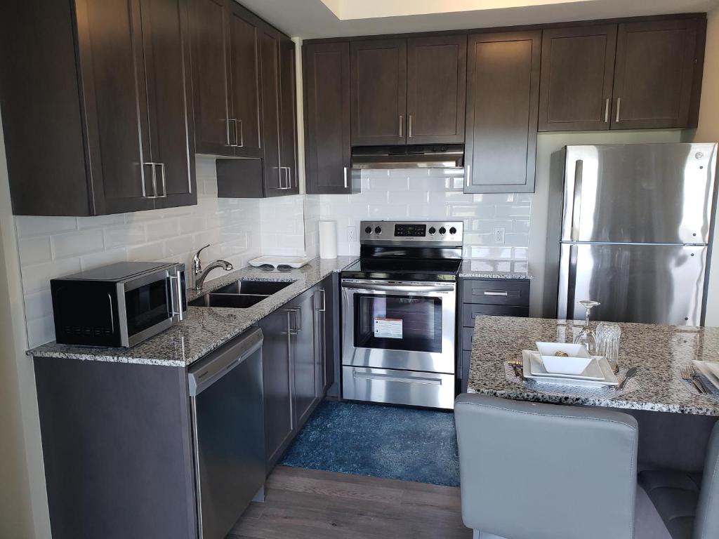 Luxurious Condo Apartment 2BRs-1BAs-1Office with free parking photo 2