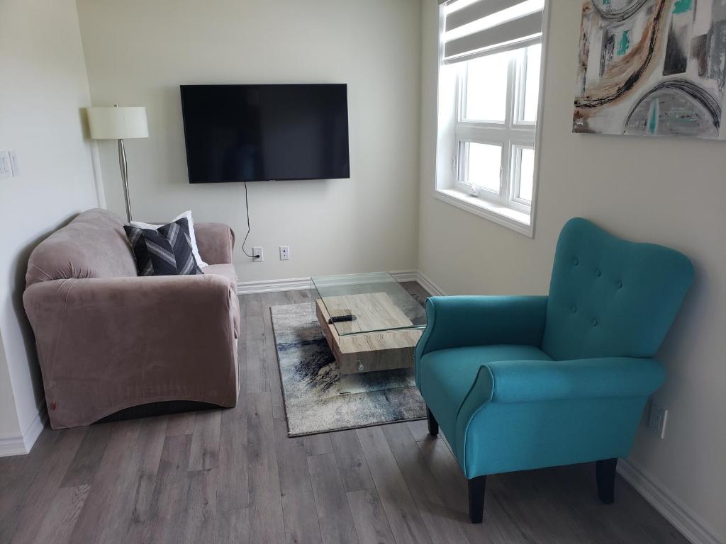 Luxurious Condo Apartment 2BRs-1BAs-1Office with free parking photo 3