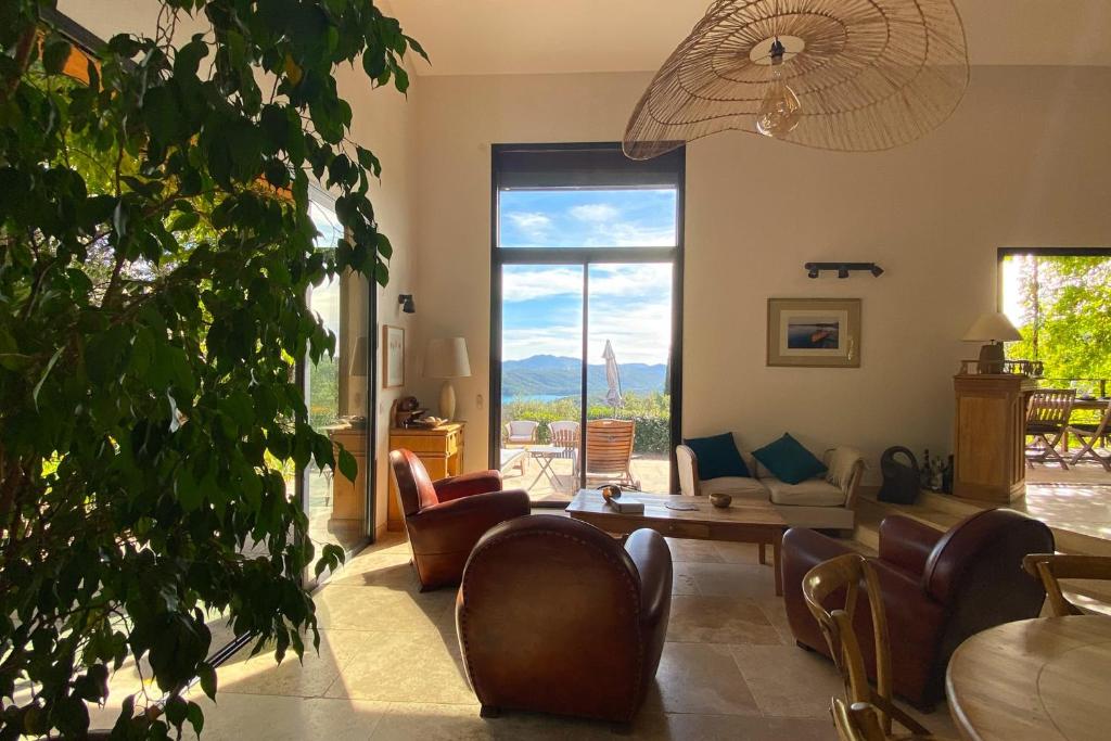 Luxury Villa with no overlooking 8 Guests - Lake View & Private Pool photo 2