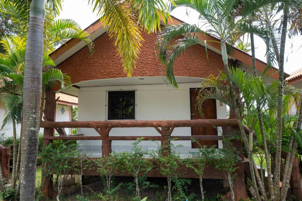 Lanta School Beach Resort photo 1