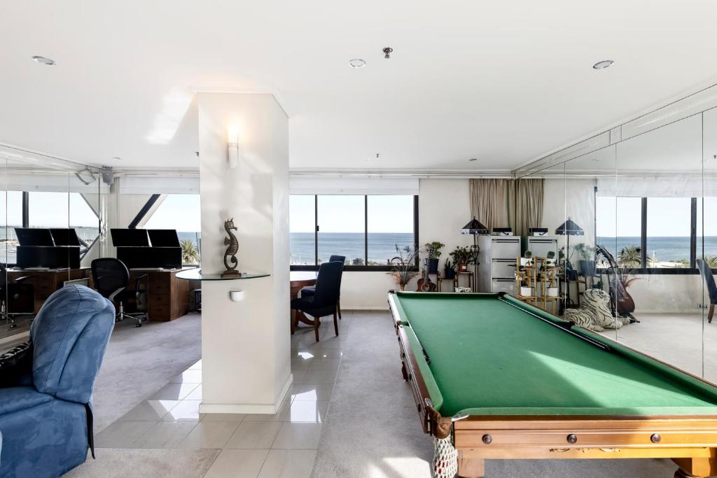 Beachfront Huge St Kilda Unit with Stunning Views photo 2