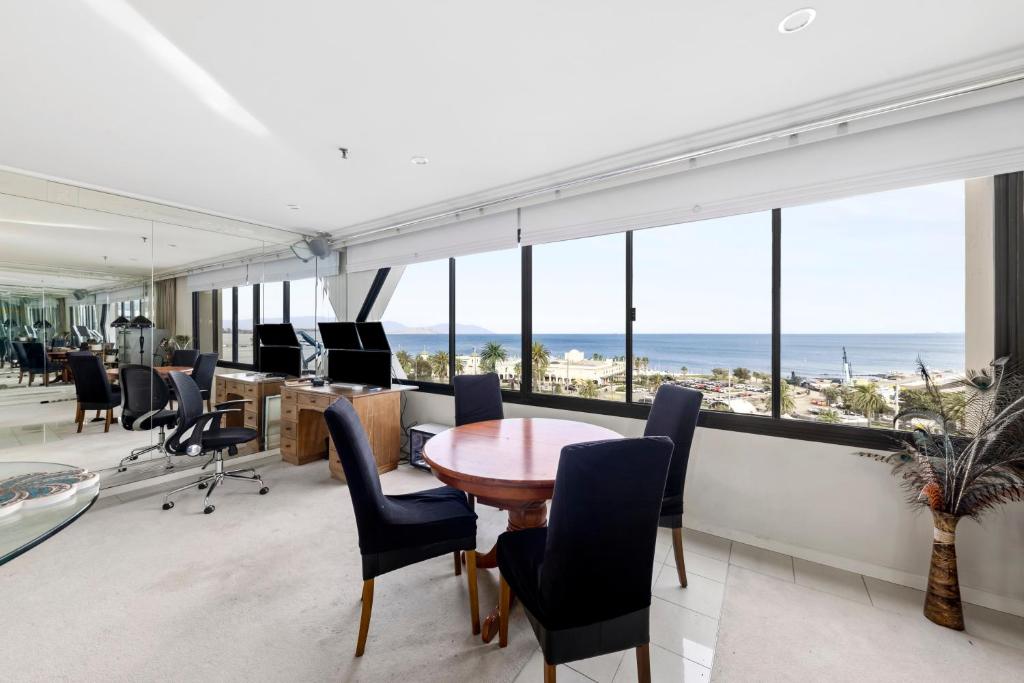 Beachfront Huge St Kilda Unit with Stunning Views photo 3