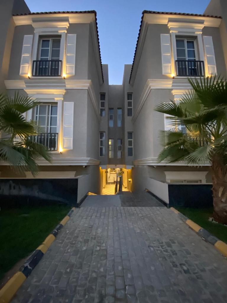 Elegant 3BD Condo near Boulevard photo 2