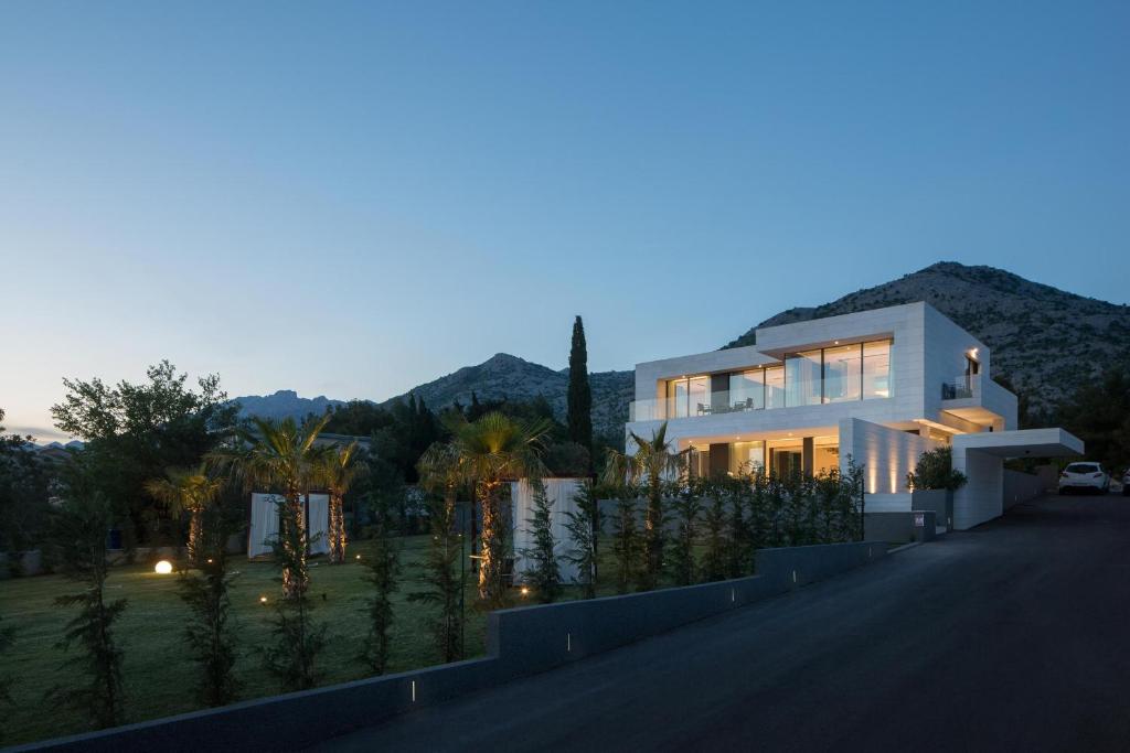 5-Star Villa Calma I with Heated Pool, Jacuzzi, Sea and Palm Tree Garden photo 1
