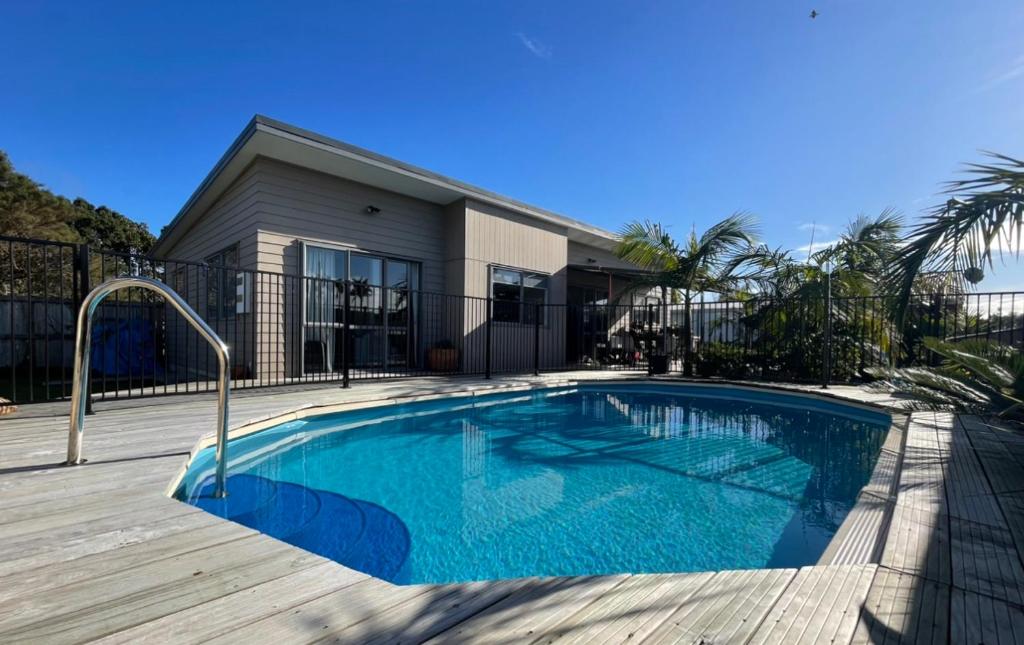 Surf Stay Ahipara - 200m to the beach 2m to the pool photo 2