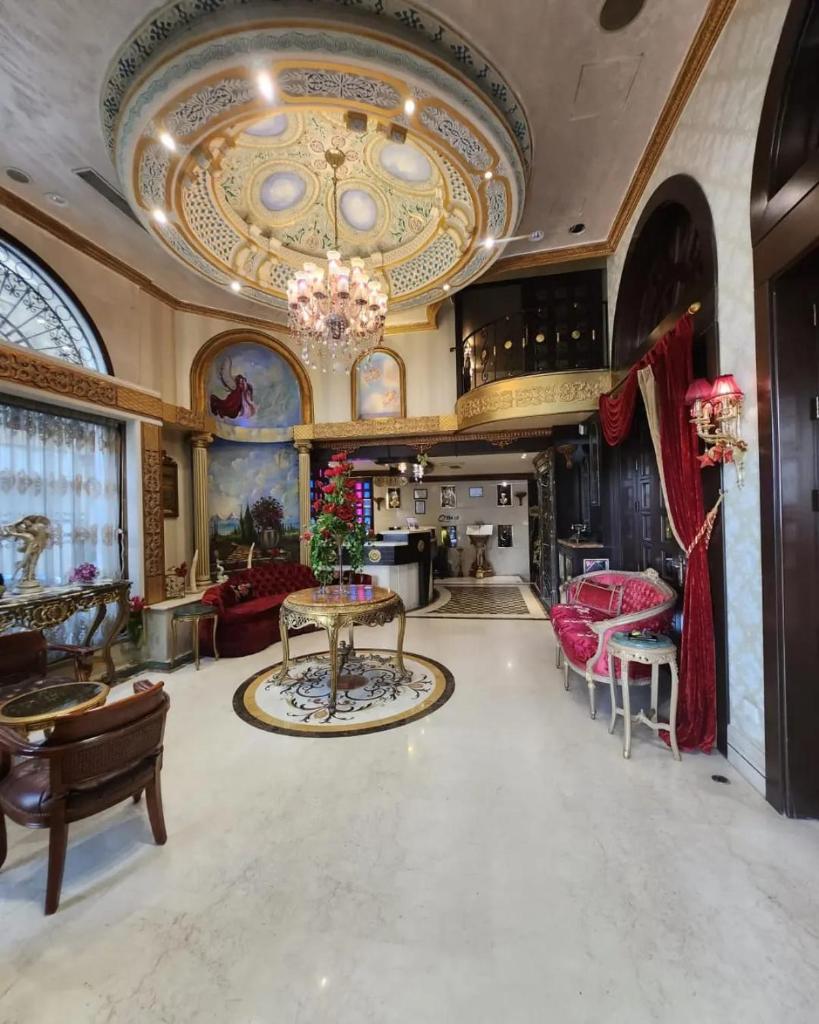 Q Hotel photo 1