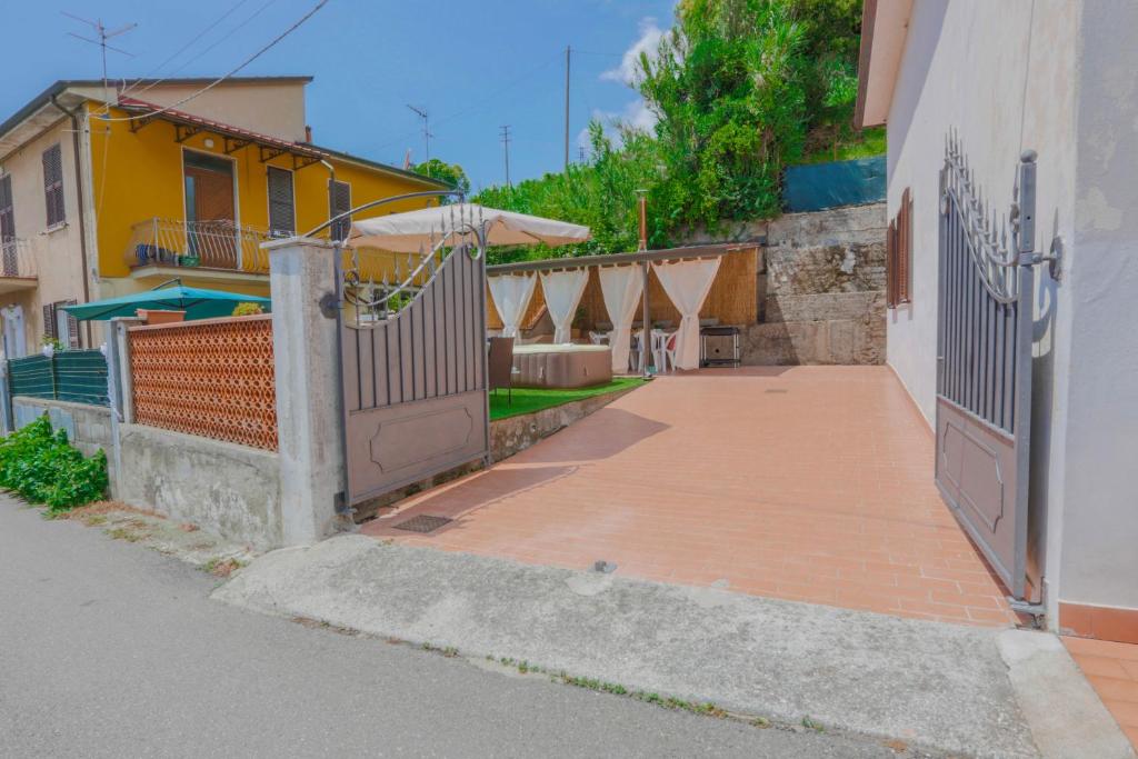 Maison Tuscany Jacuzzi, Netlflix and Free Parking near Forte dei Marmi photo 4