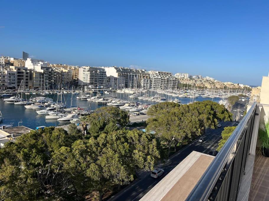 Penthouse centrally located near marina