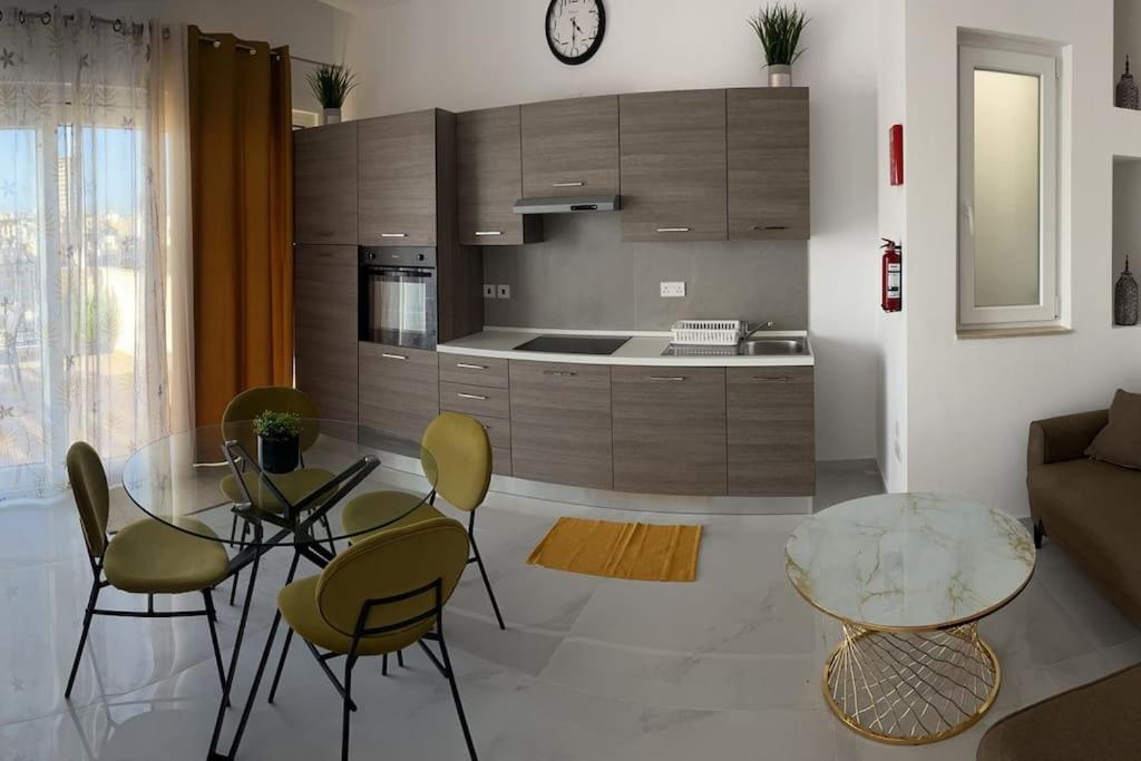 Penthouse centrally located near marina photo 1