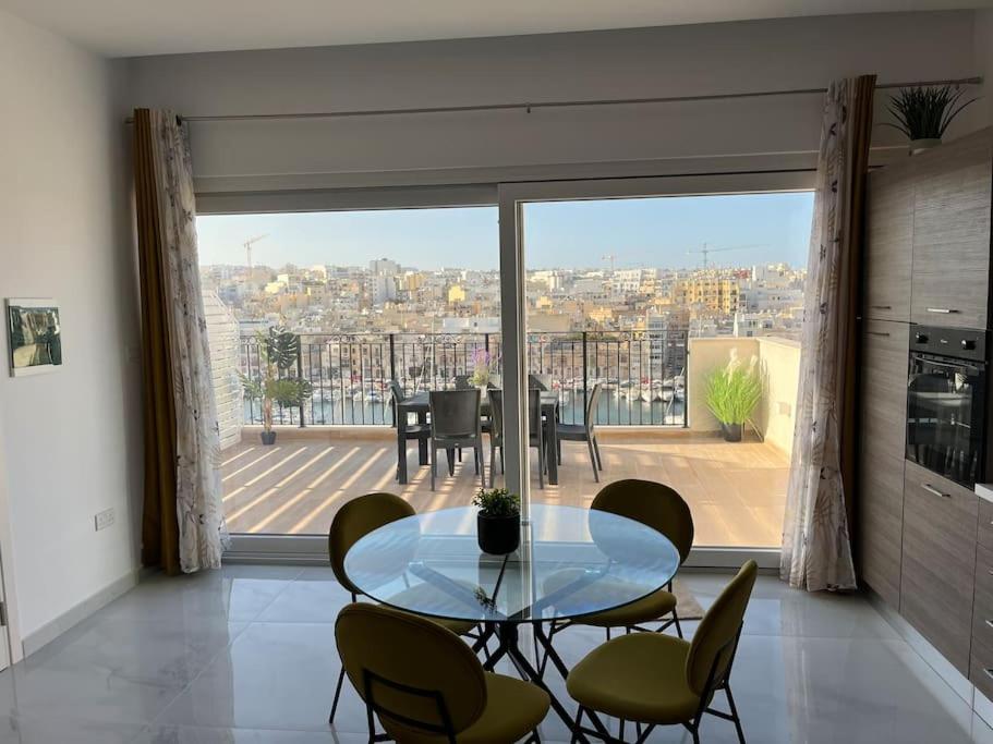 Penthouse centrally located near marina photo 2
