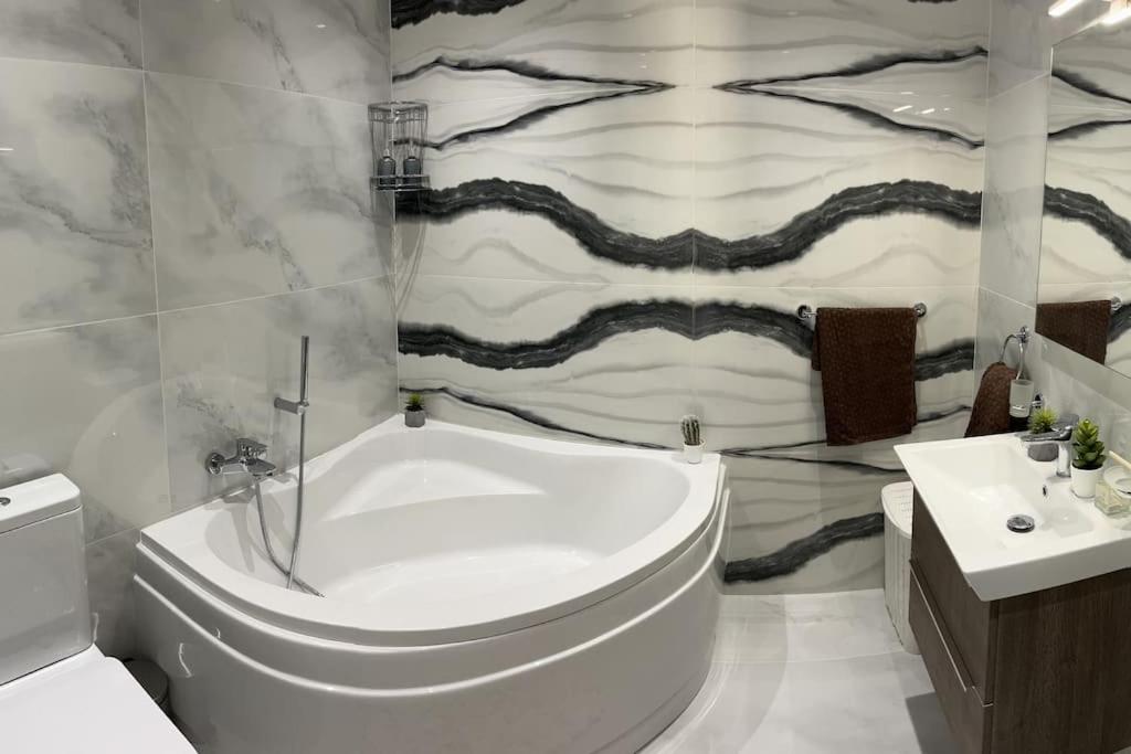 Penthouse centrally located near marina photo 3